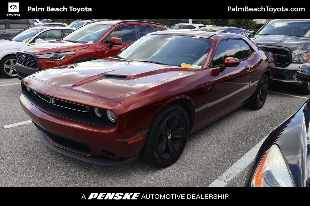 Used 2017 Dodge Challenger SXT RWD image 1