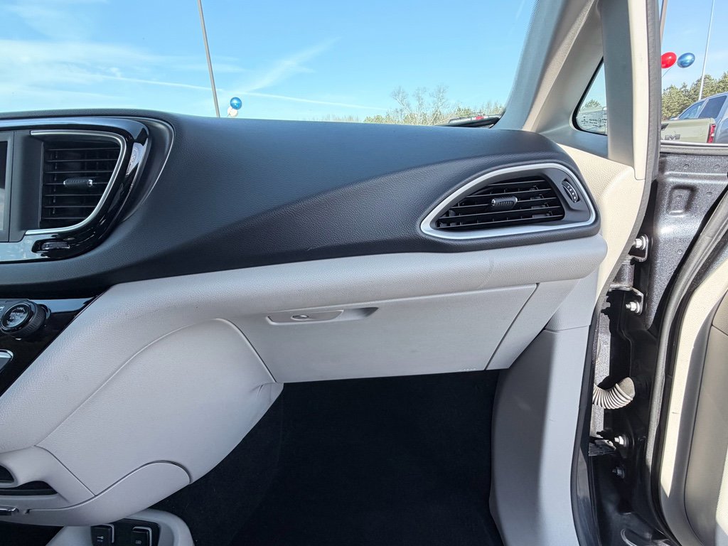 Used 2020 Chrysler Pacifica Touring-L FWD image 17