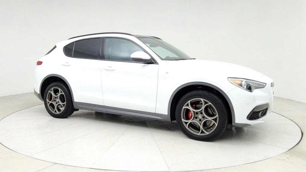 Used 2022 Alfa Romeo Stelvio Ti image 3