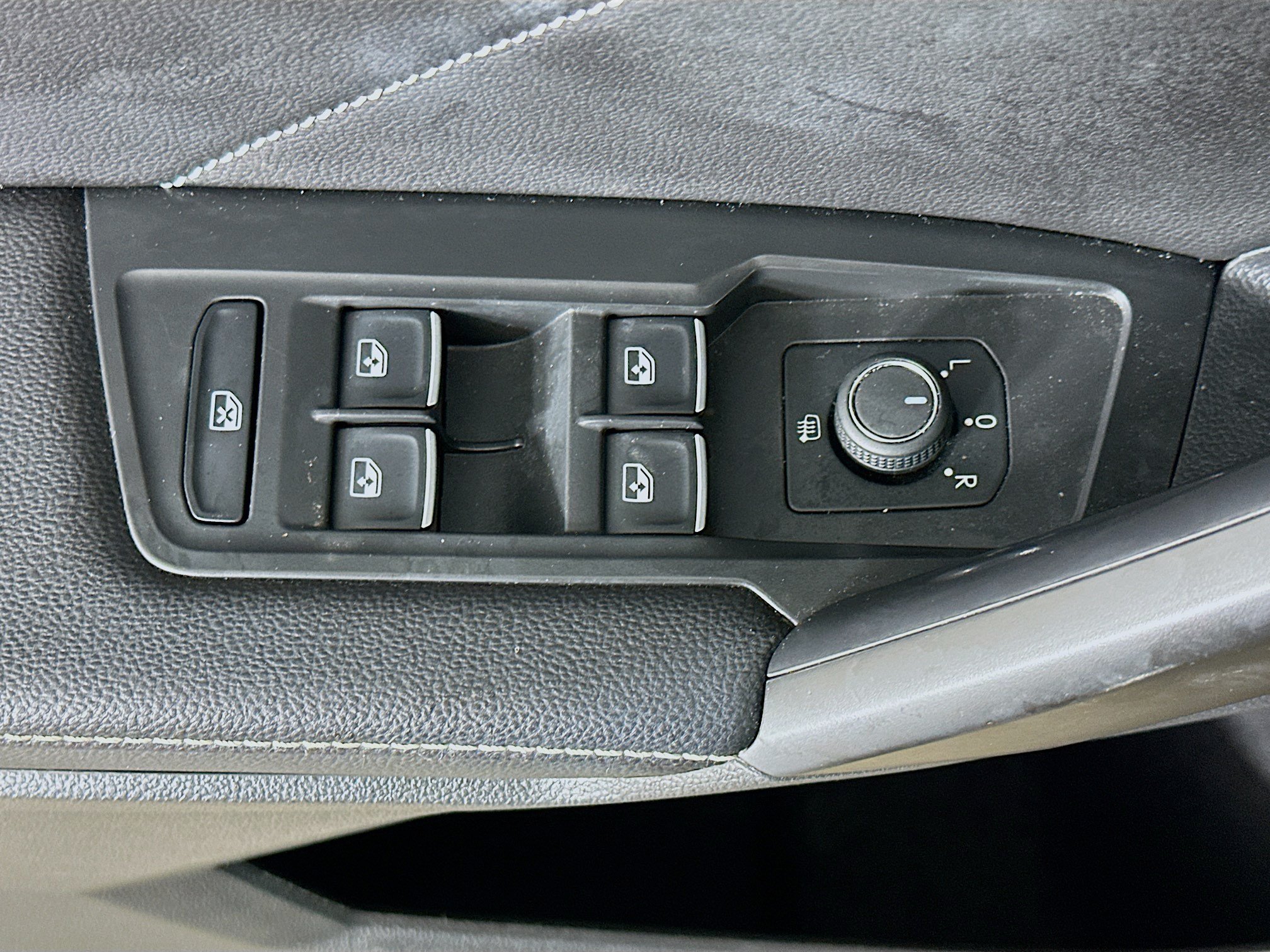 Used 2023 Volkswagen Tiguan SE AWD/4WD image 15