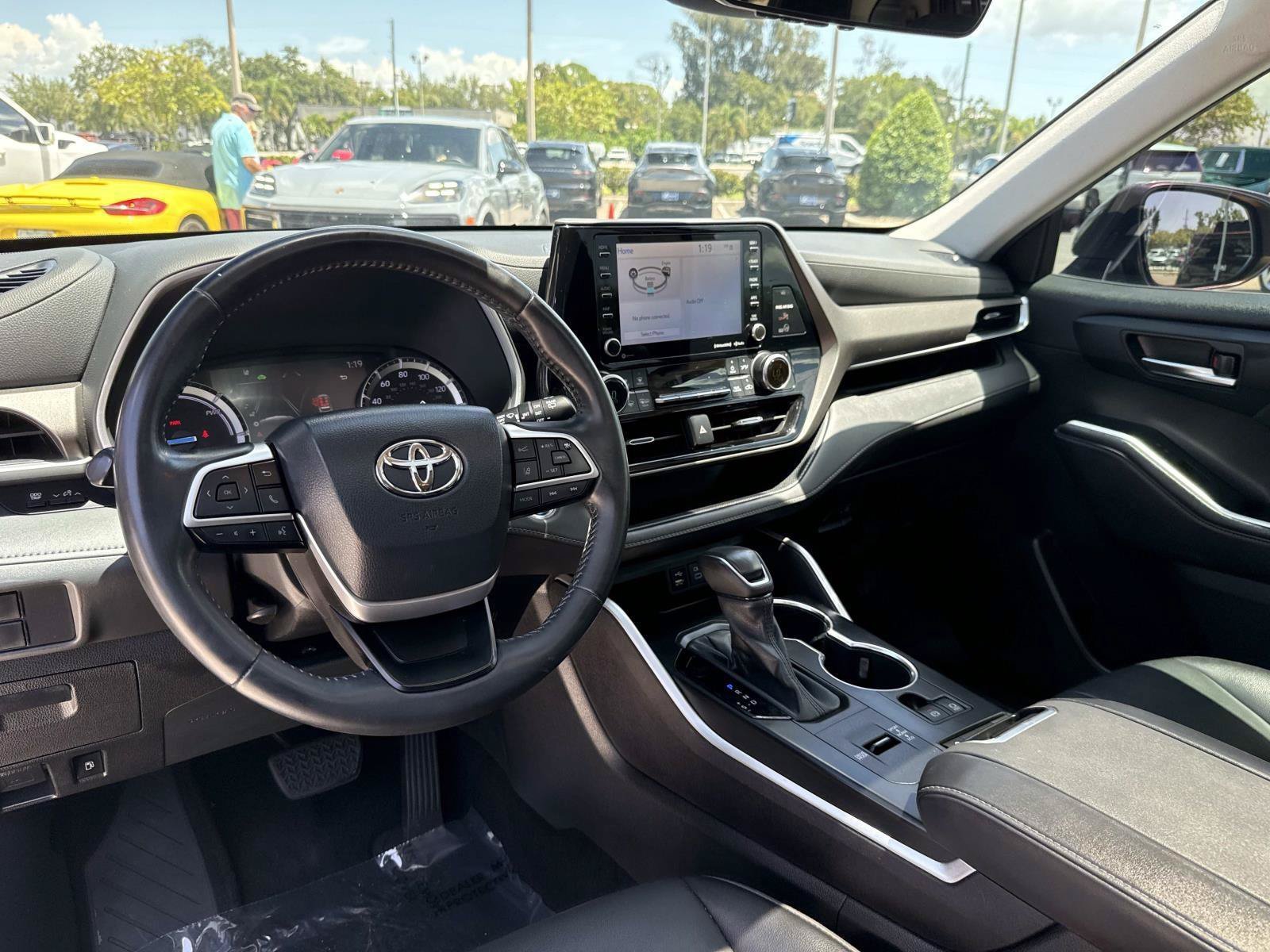 Used 2022 Toyota Highlander XLE AWD/4WD image 17
