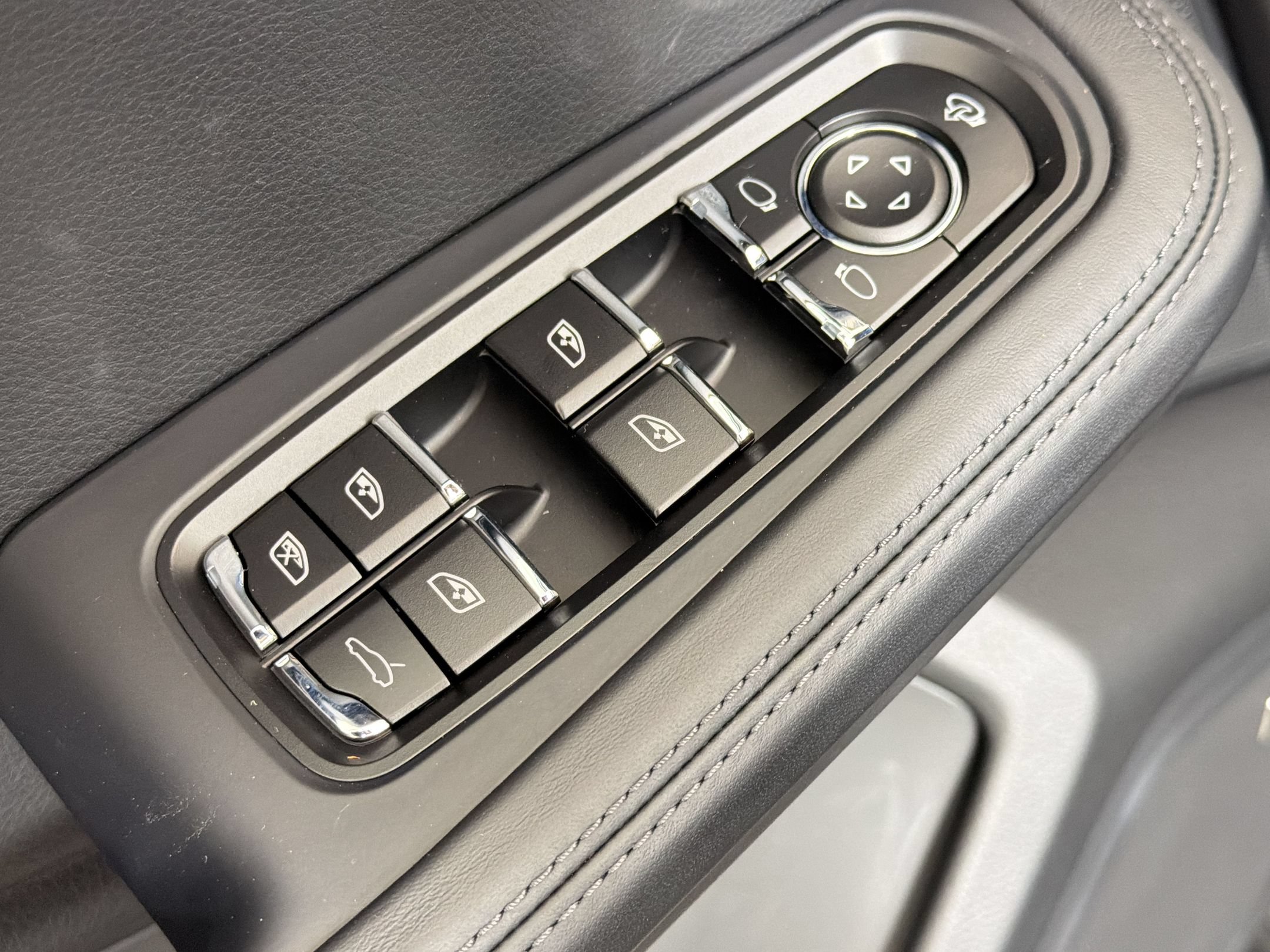 Certified 2026 Porsche Macan AWD/4WD image 25
