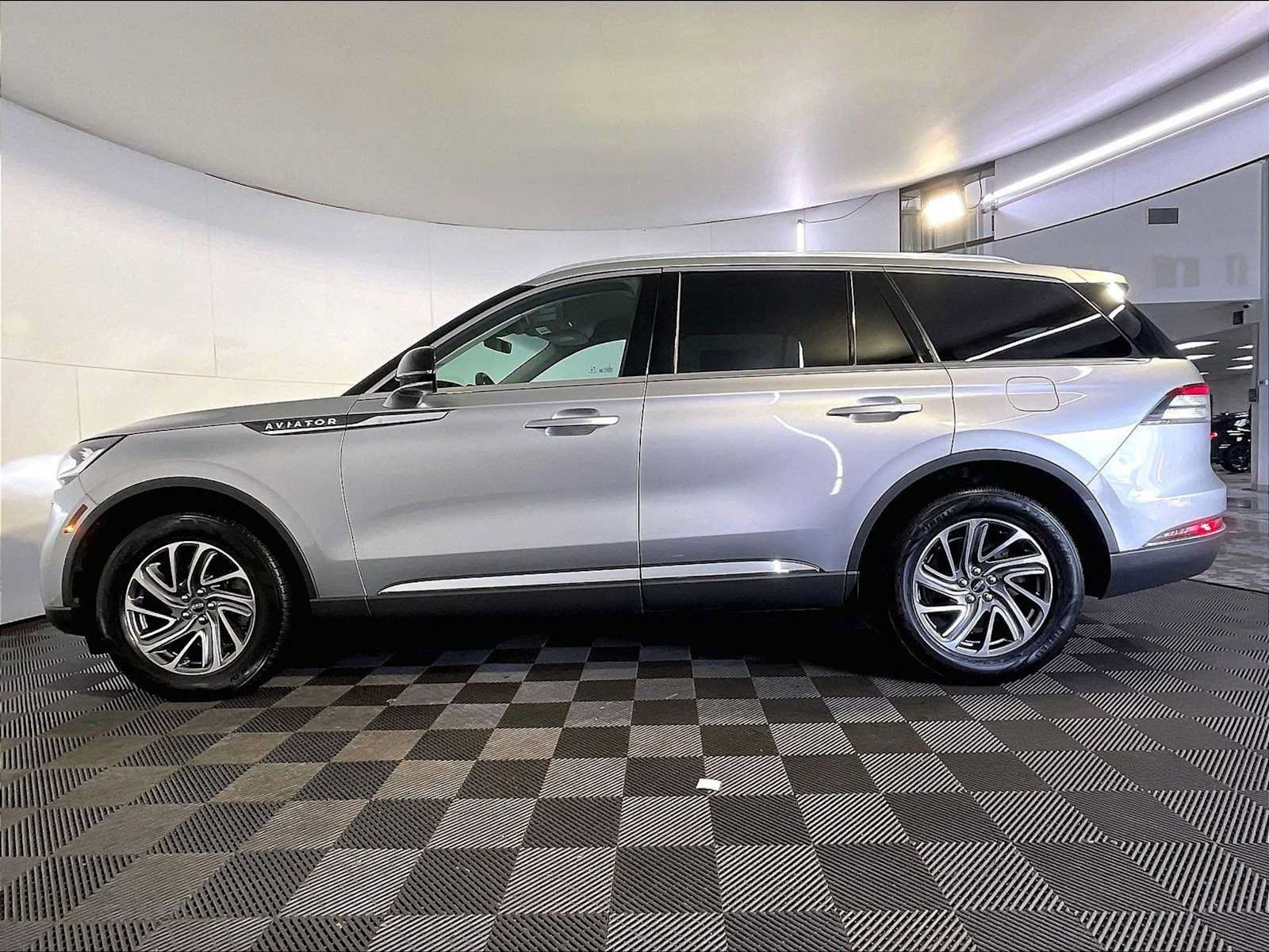 Used 2021 Lincoln Aviator AWD image 2