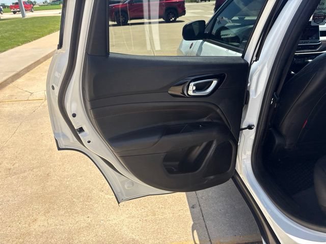 Used 2025 Jeep Compass Trailhawk AWD/4WD image 15