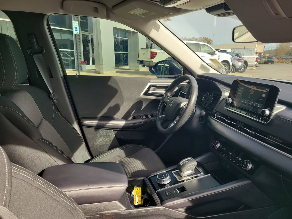 Used 2024 Mitsubishi Outlander ES image 27