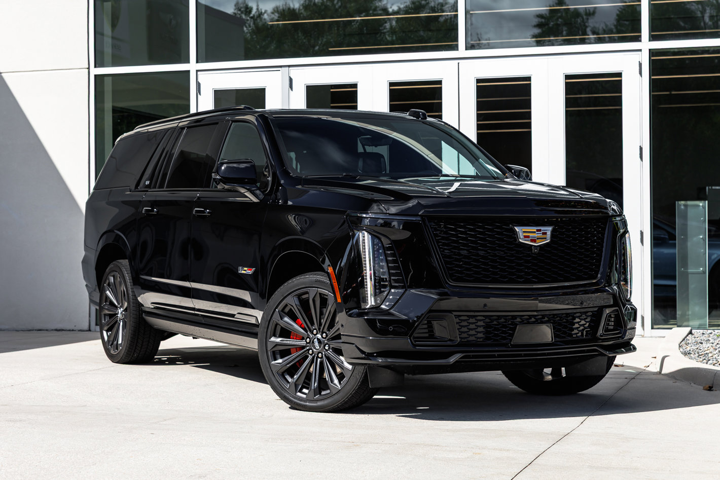 Used 2025 Cadillac Escalade ESV V image 1