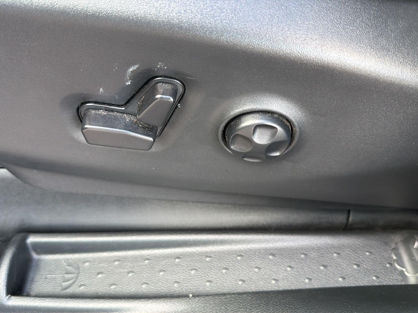 Used 2025 Chrysler Pacifica Select FWD image 11