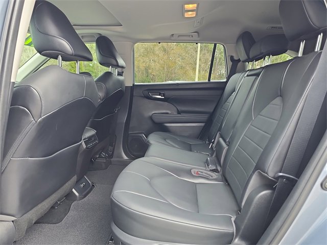 Used 2021 Toyota Highlander XLE image 13