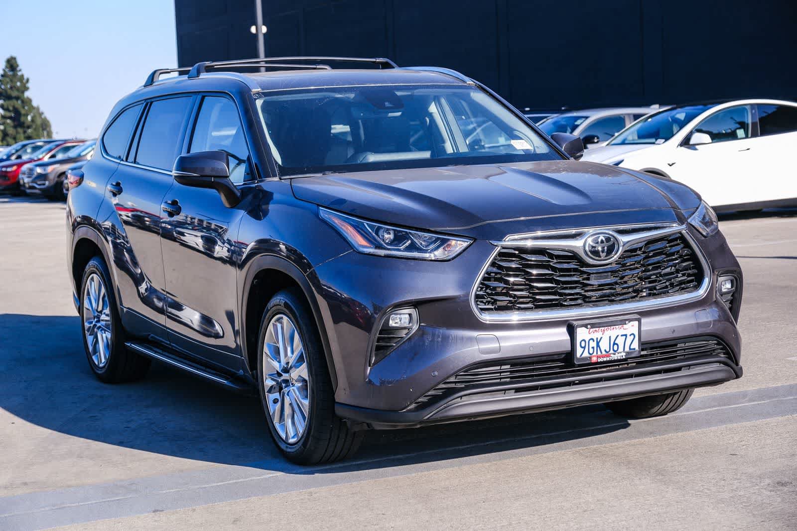 Used 2023 Toyota Highlander Limited FWD image 3