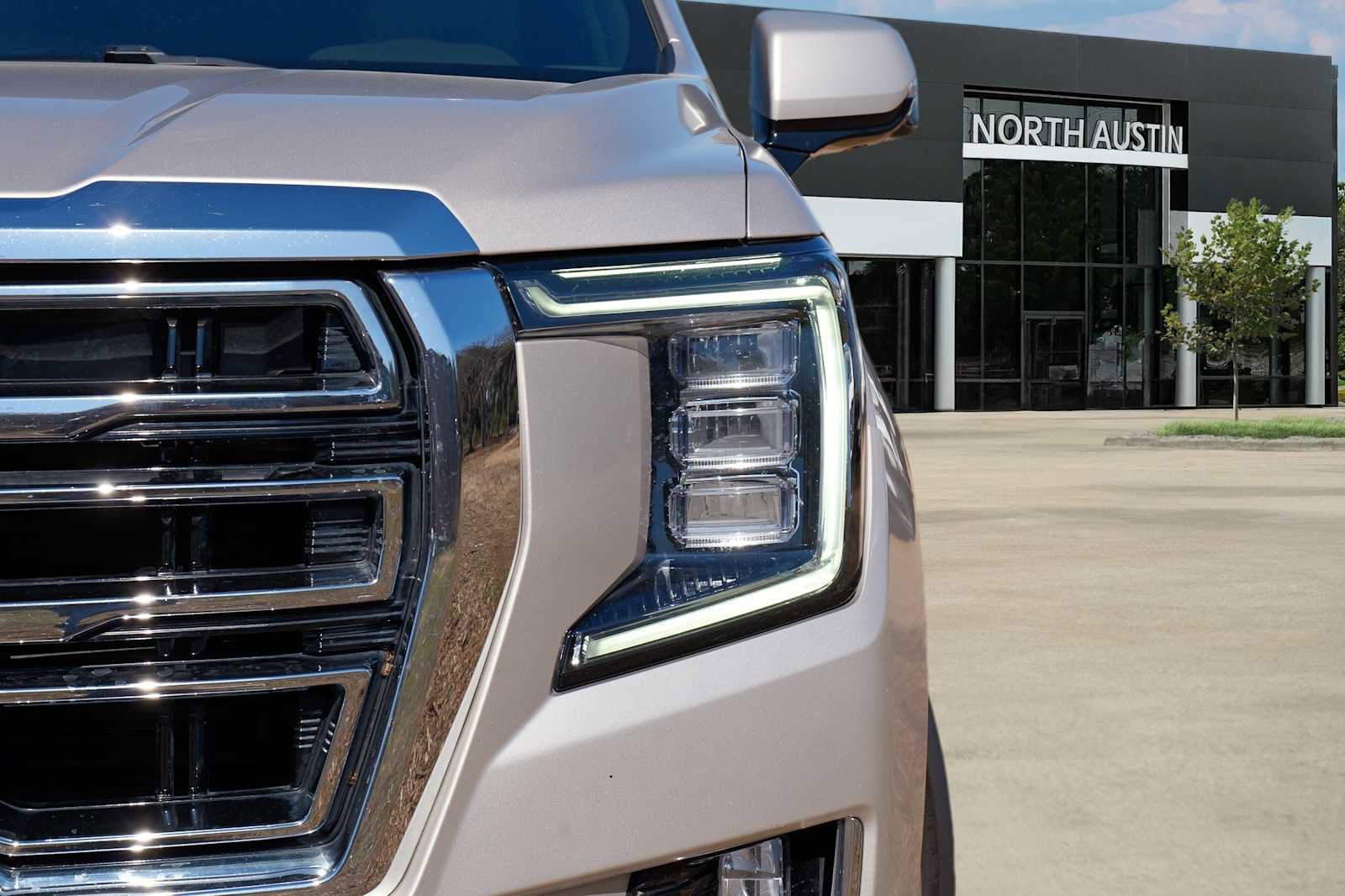 Used 2021 GMC Yukon XL SLT w/ SLT Luxury Plus Package image 3