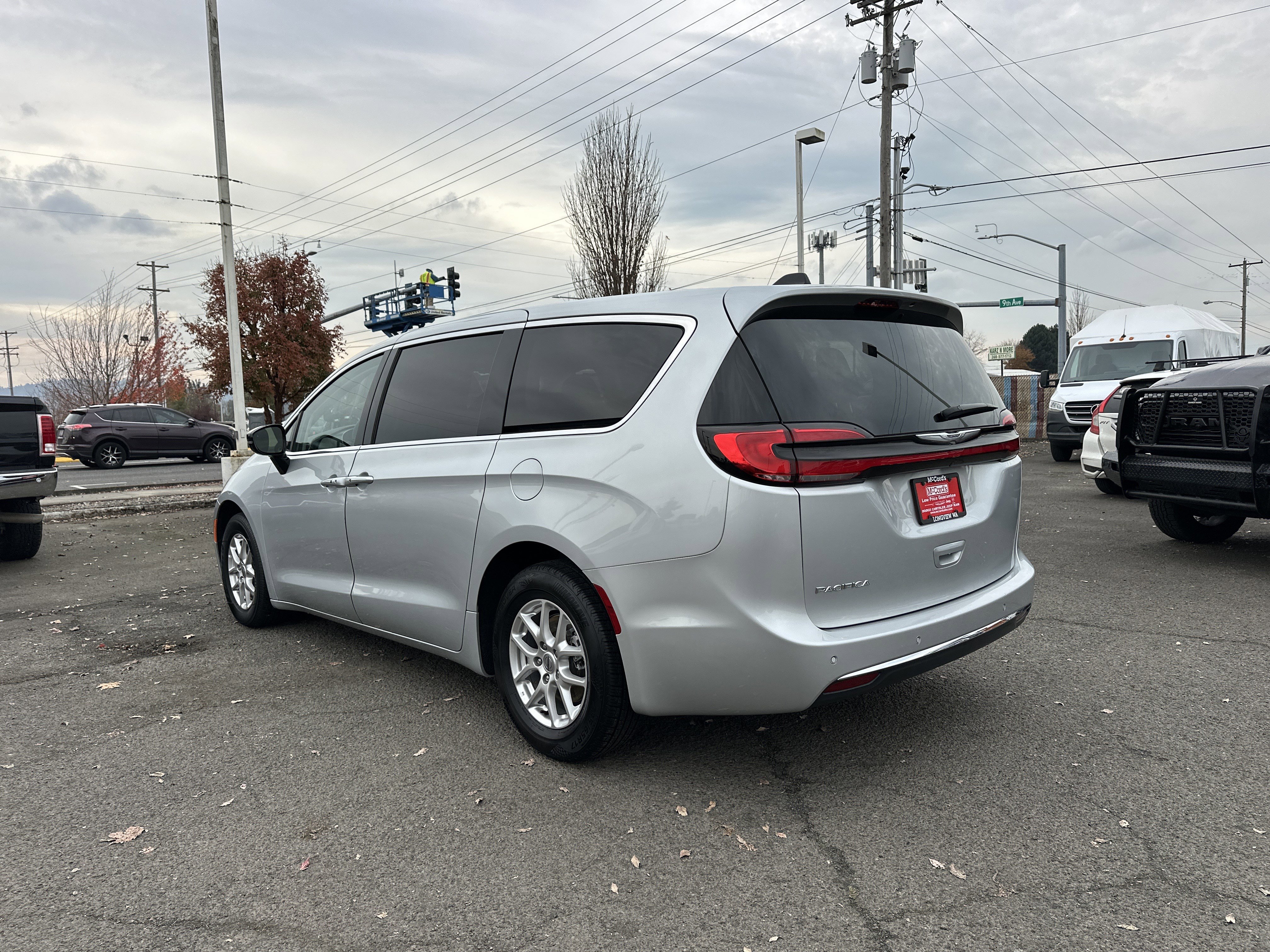 Used 2024 Chrysler Pacifica Touring-L image 3