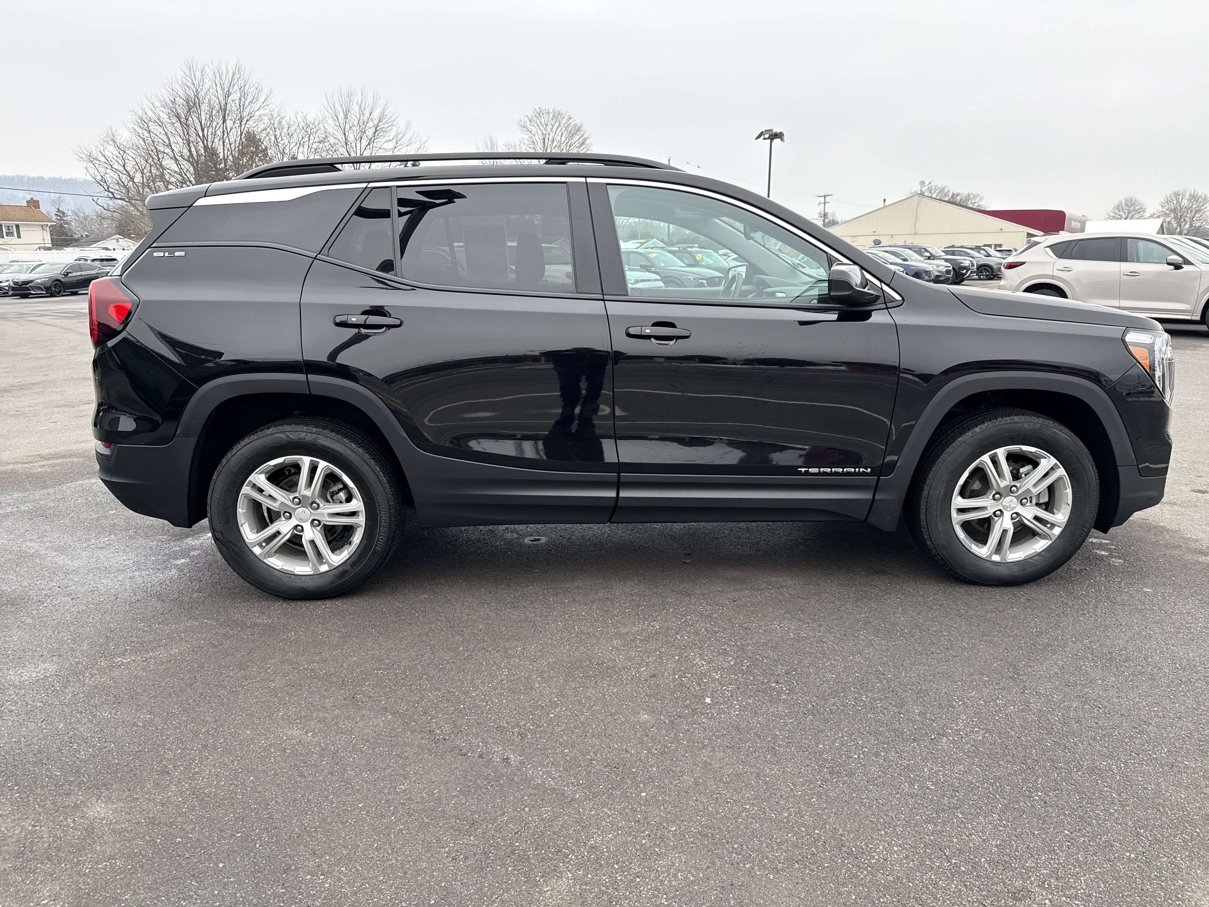 Used 2022 GMC Terrain SLE w/ Driver Convenience Package image 2