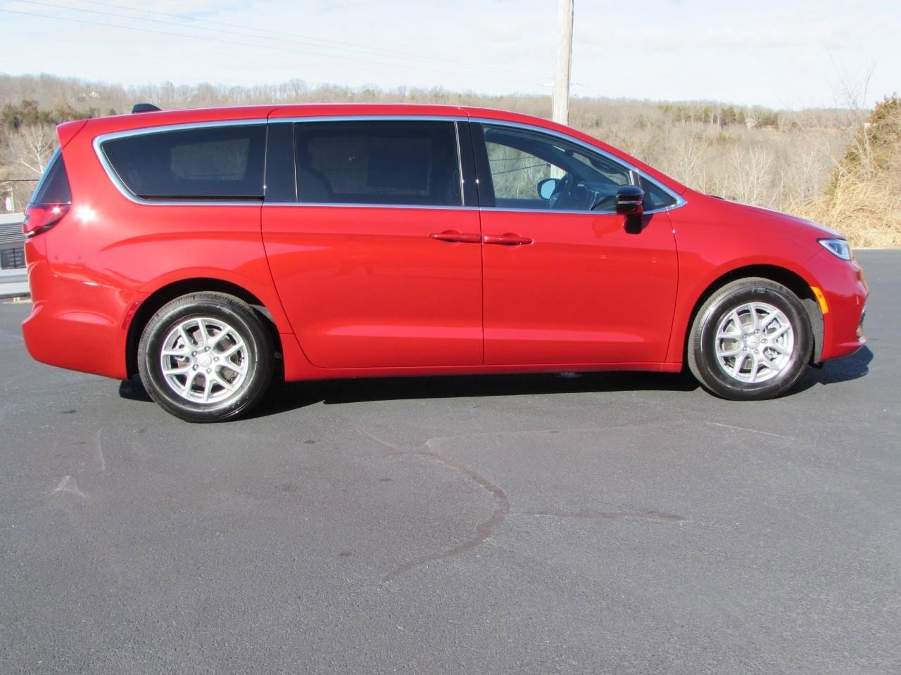 New 2026 Chrysler Pacifica Select image 8