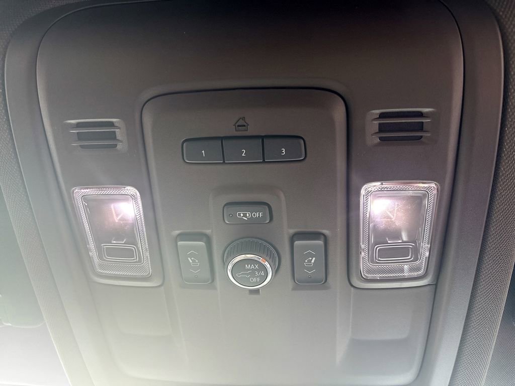 Used 2024 GMC Yukon XL SLT w/ SLT Luxury Package RWD image 31