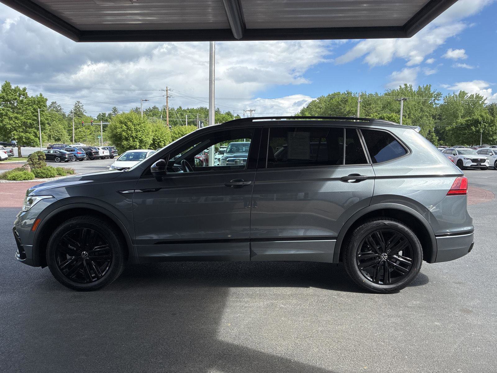 Used 2022 Volkswagen Tiguan SE R-Line AWD/4WD image 4
