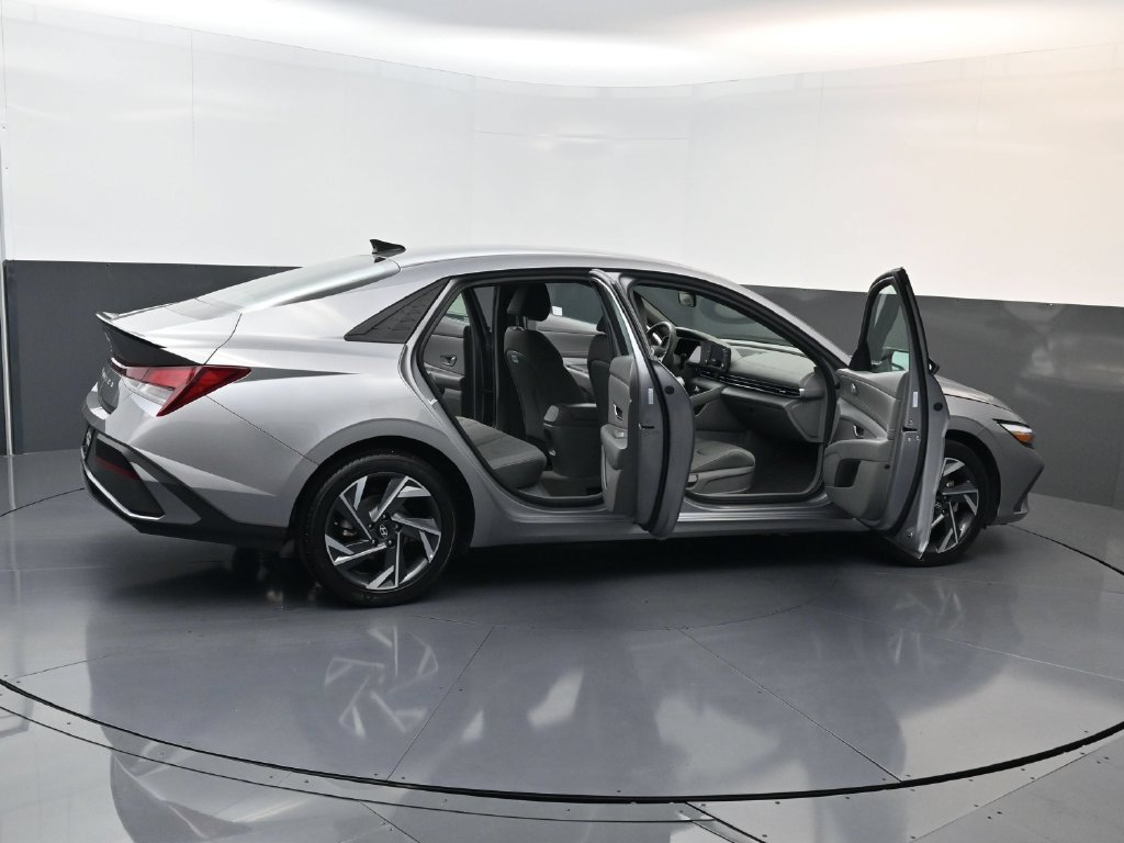 Used 2025 Hyundai Elantra Sport FWD image 29