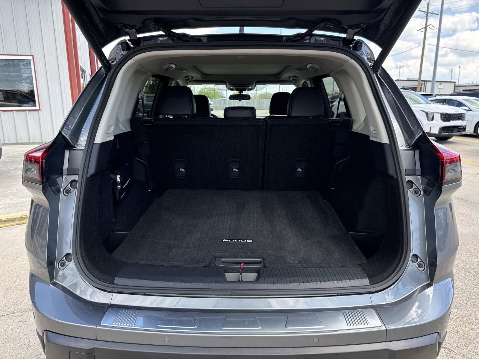 Used 2024 Nissan Rogue SV w/ SV Premium Package image 8