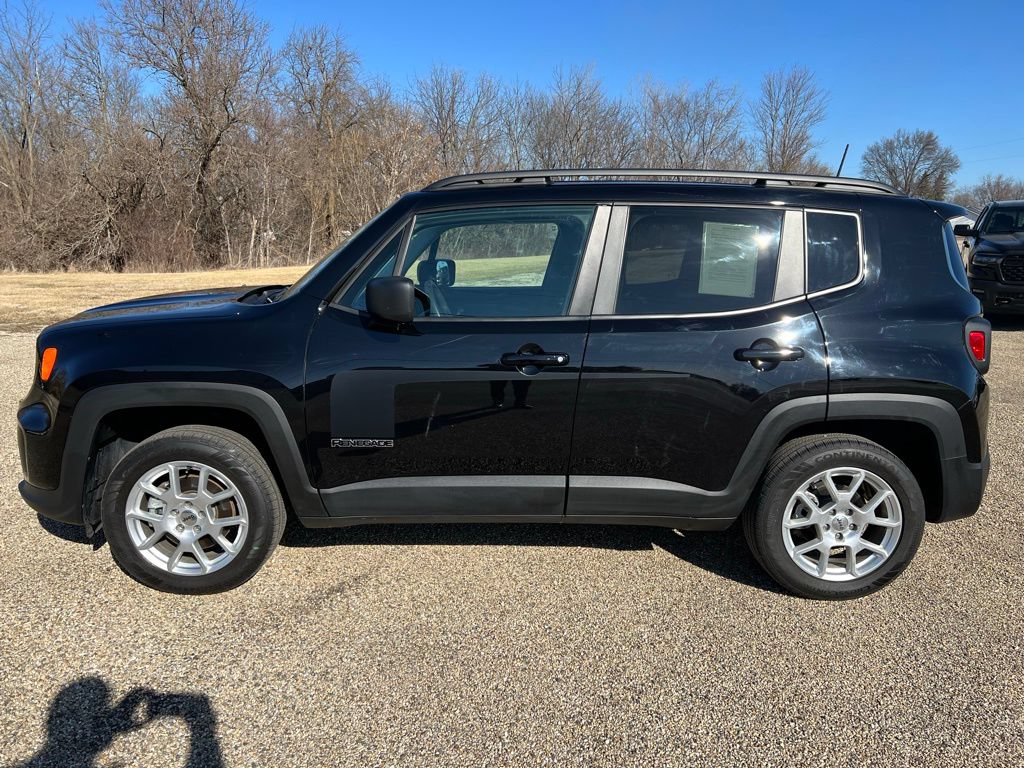 Used 2022 Jeep Renegade Latitude AWD/4WD image 2