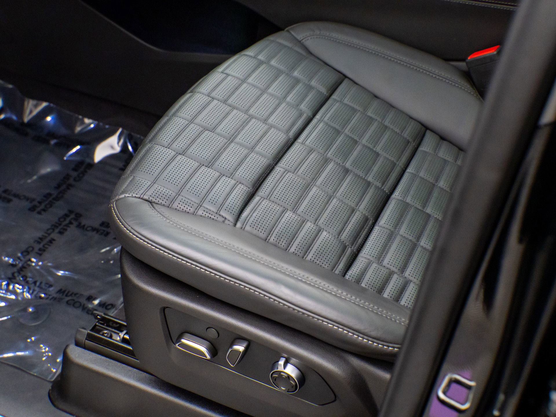 Certified 2025 Cadillac Escalade V w/ LPO, ONYX Package image 19