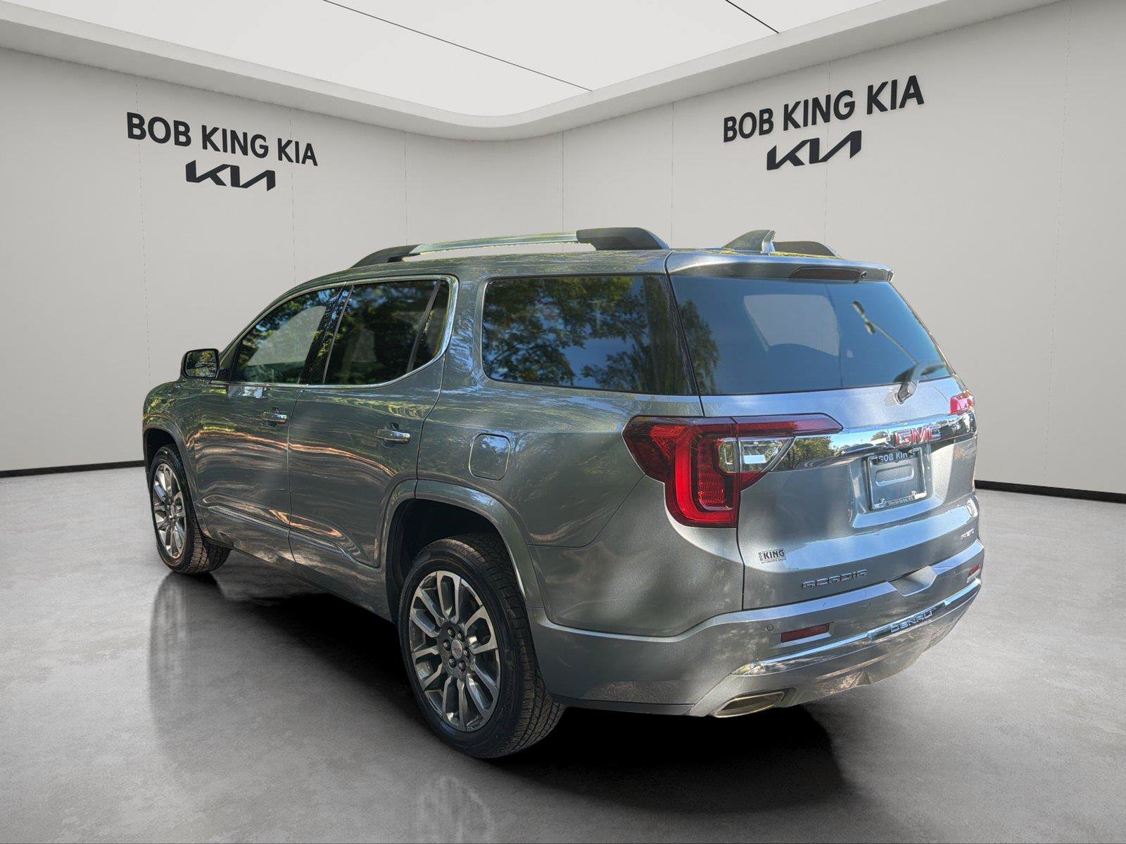 Used 2023 GMC Acadia Denali w/ Trailering Package AWD/4WD image 3