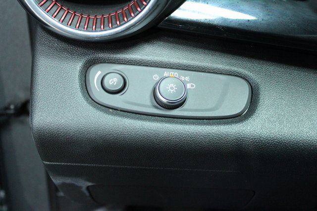 Used 2025 Chevrolet Trax RS w/ Sunroof Package image 13