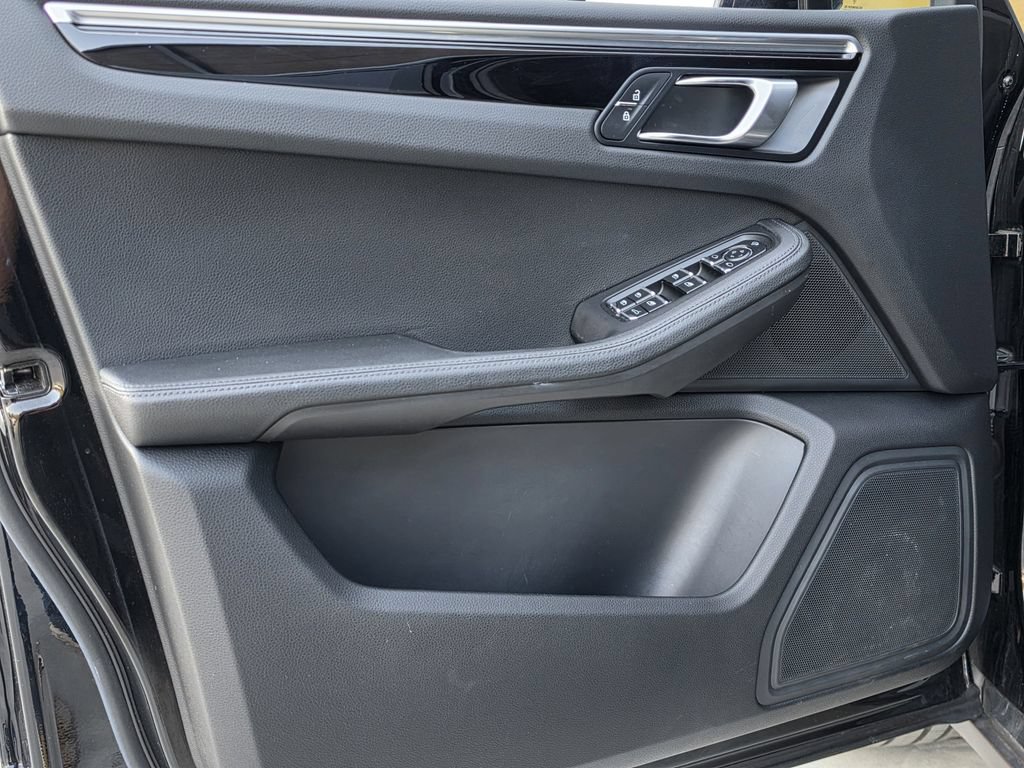 Certified 2023 Porsche Macan AWD/4WD image 18