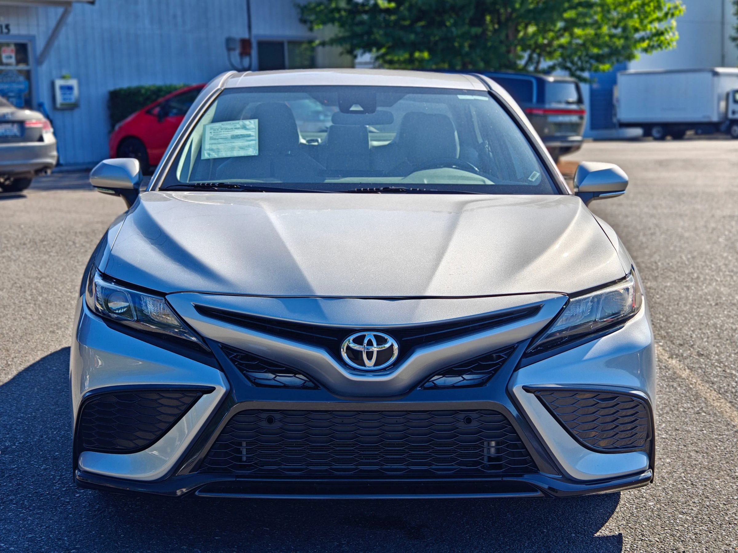 Used 2022 Toyota Camry SE FWD image 2