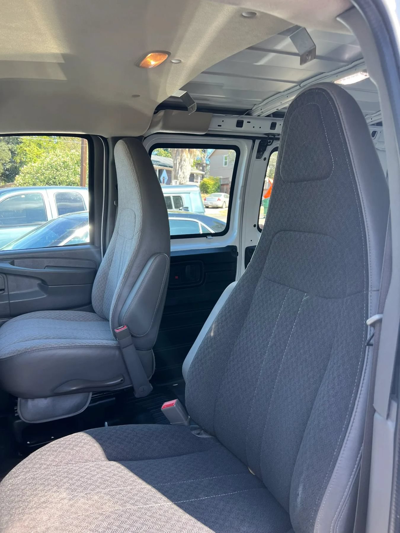Used 2015 Chevrolet Express 2500 RWD image 15