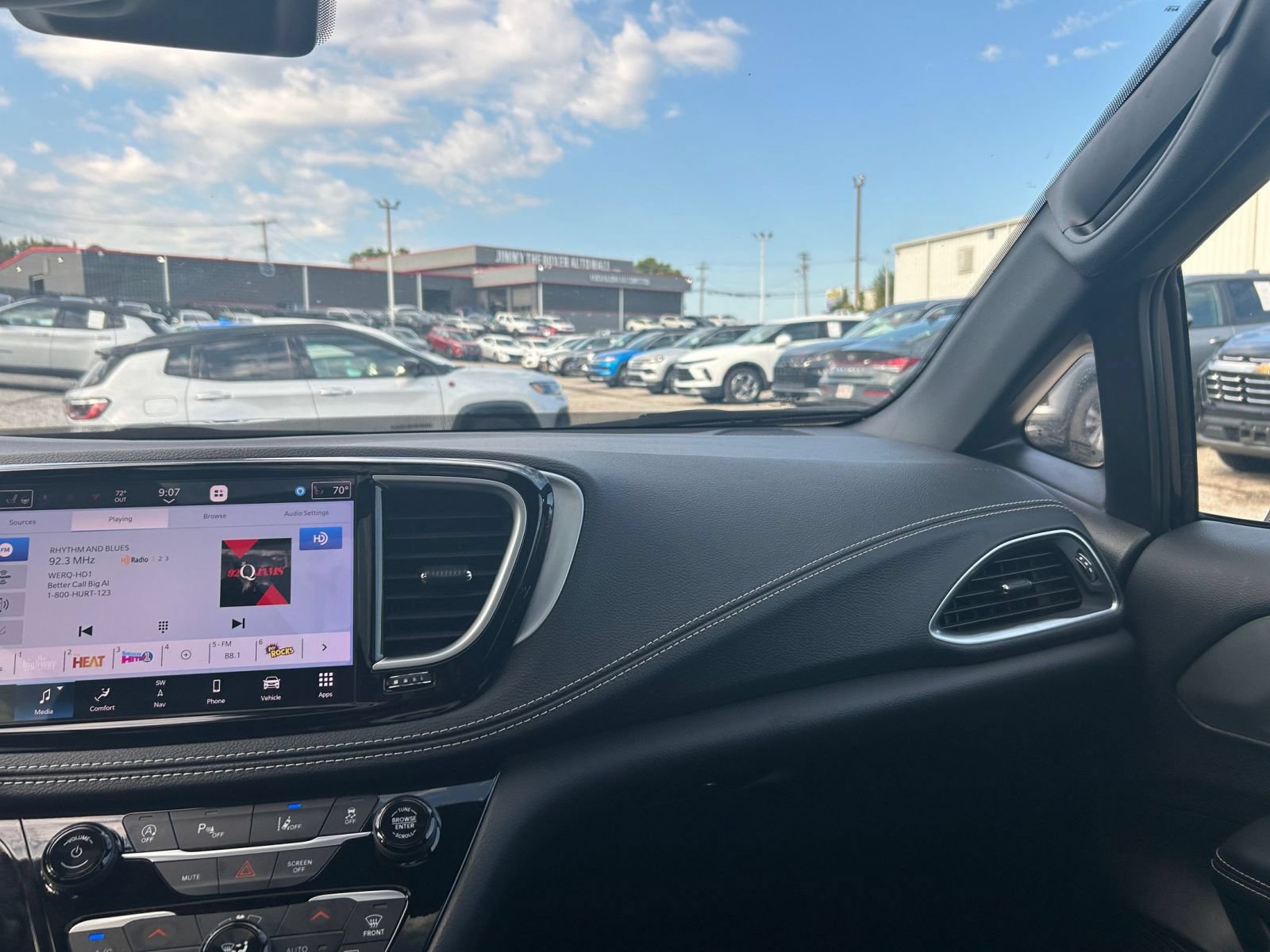 Used 2025 Chrysler Pacifica Limited FWD image 33