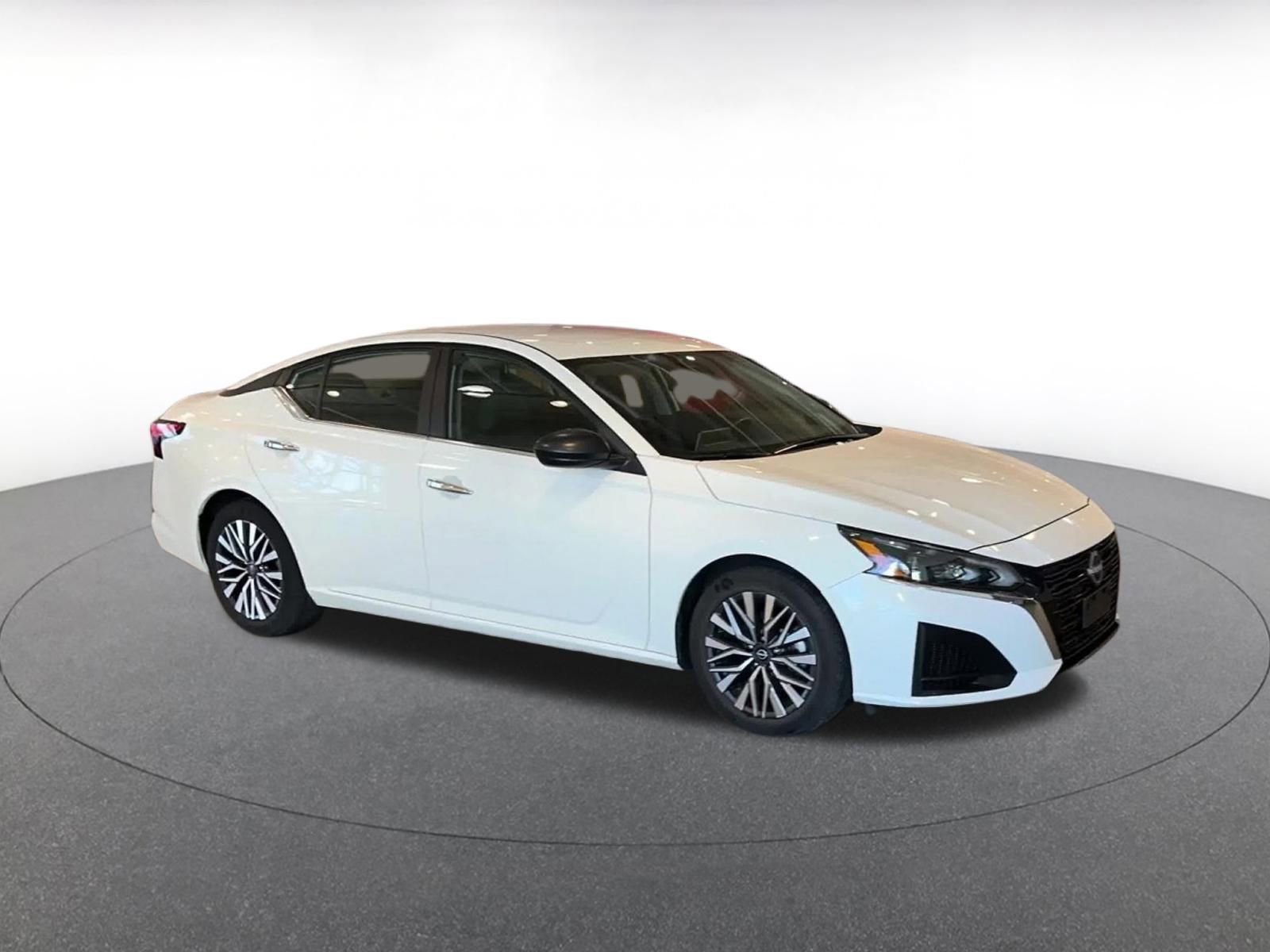 Used 2025 Nissan Altima 2.5 SV image 2