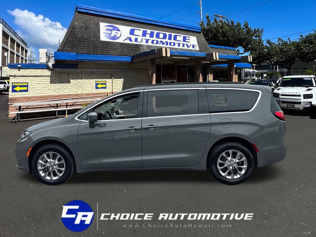 Used 2022 Chrysler Pacifica Touring-L AWD/4WD image 3