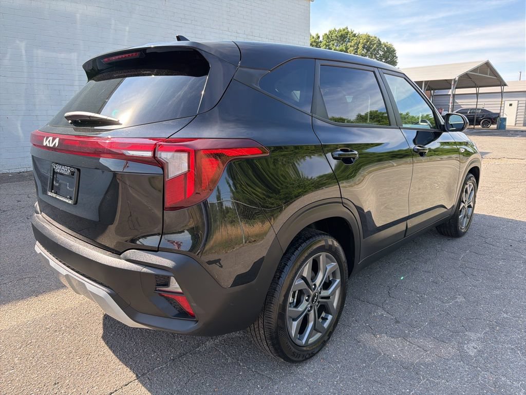 Used 2026 Kia Seltos EX FWD image 2