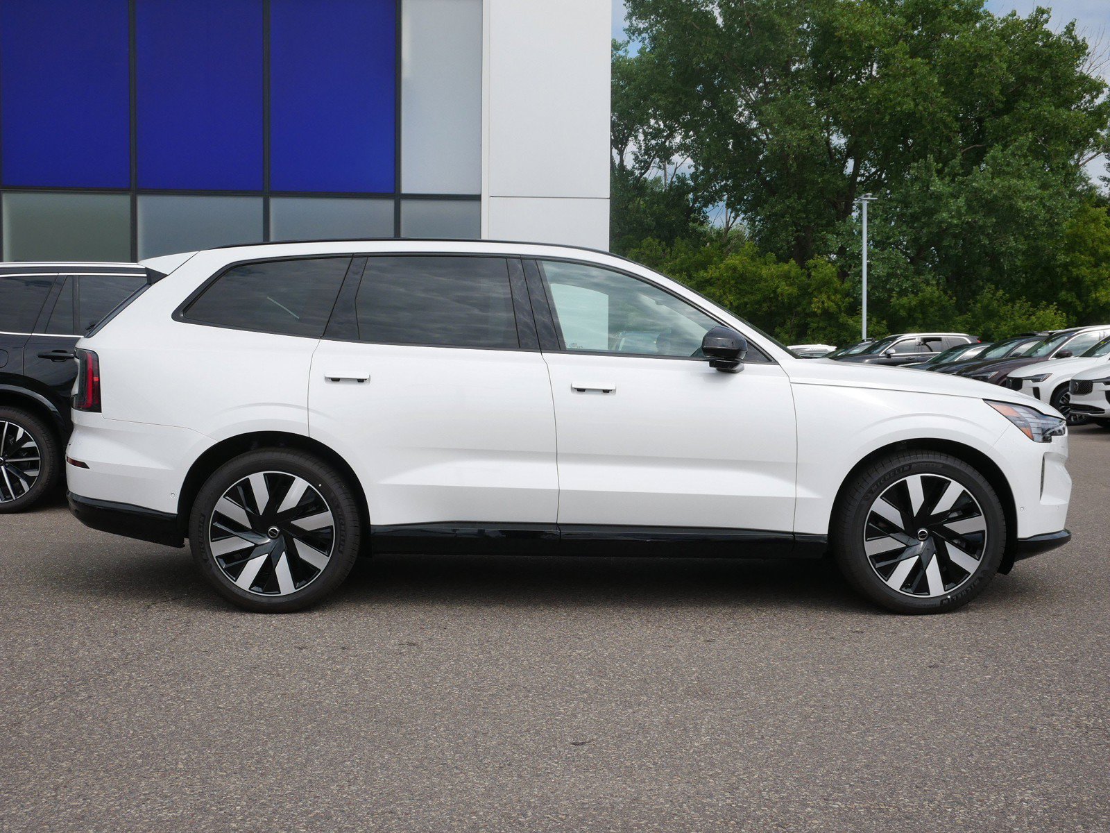 New 2026 Volvo EX90 Ultra AWD/4WD image 2