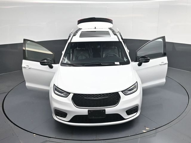 Used 2025 Chrysler Pacifica Limited image 55