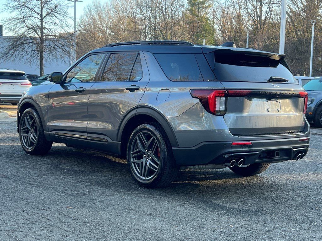 Used 2025 Ford Explorer ST image 4