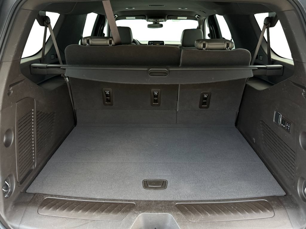 Used 2022 Chevrolet Suburban LT w/ Luxury Package AWD/4WD image 13