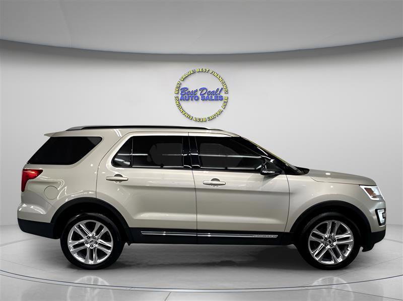 Used 2017 Ford Explorer XLT w/ Equipment Group 202A AWD/4WD image 6