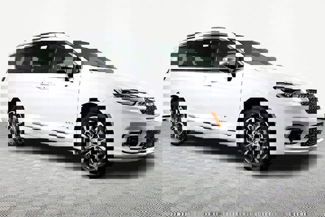 New 2026 Chrysler Pacifica Pinnacle w/ Trailer Tow Group image 3