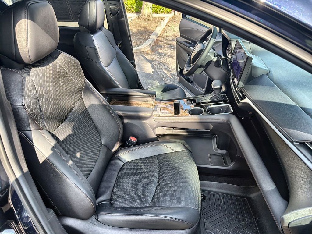 Used 2025 Toyota Sienna Platinum image 26