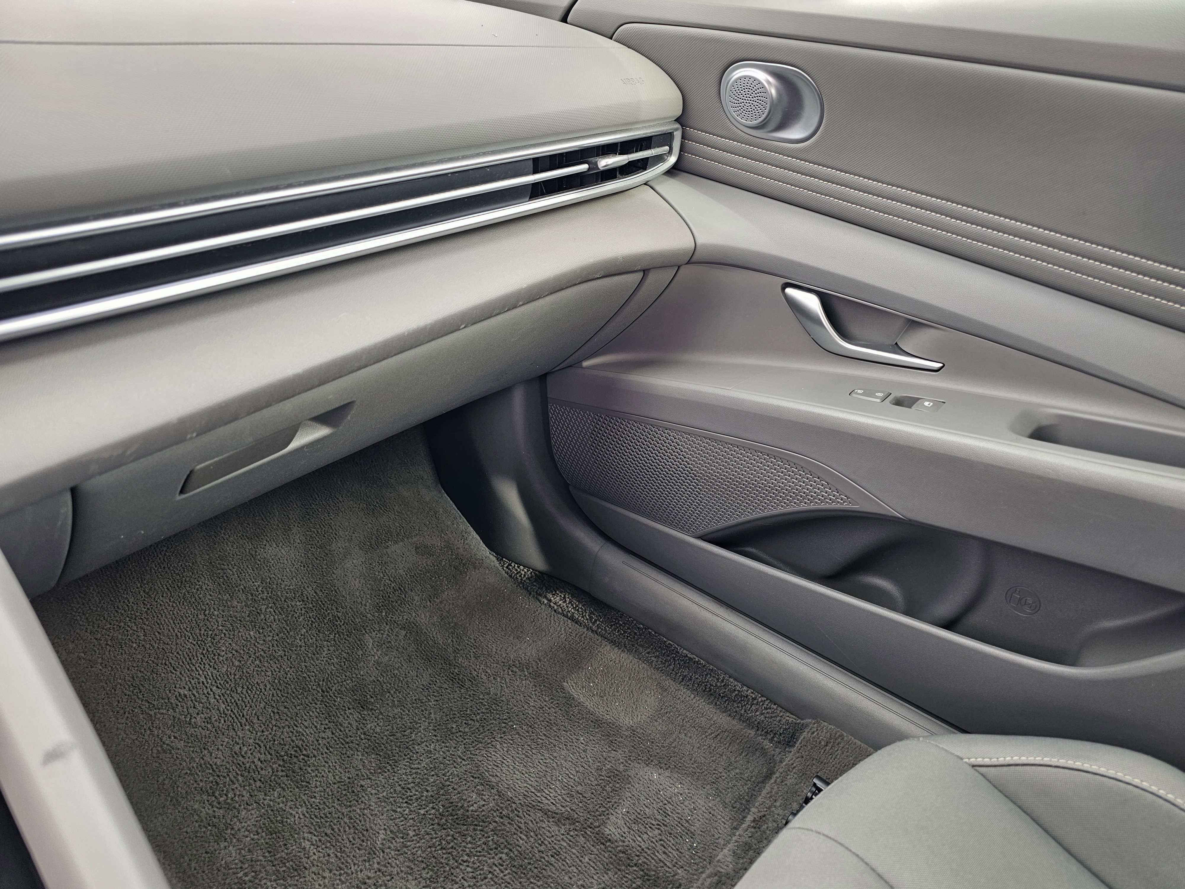 Used 2025 Hyundai Elantra SEL image 25