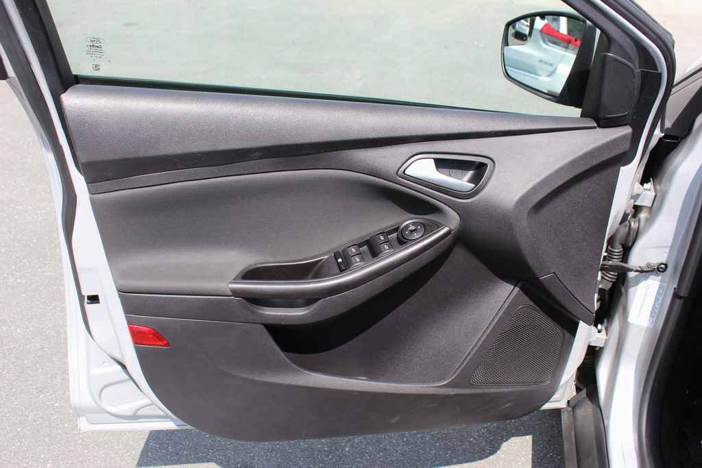Used 2014 Ford Focus SE w/ SE Sport Package FWD image 11