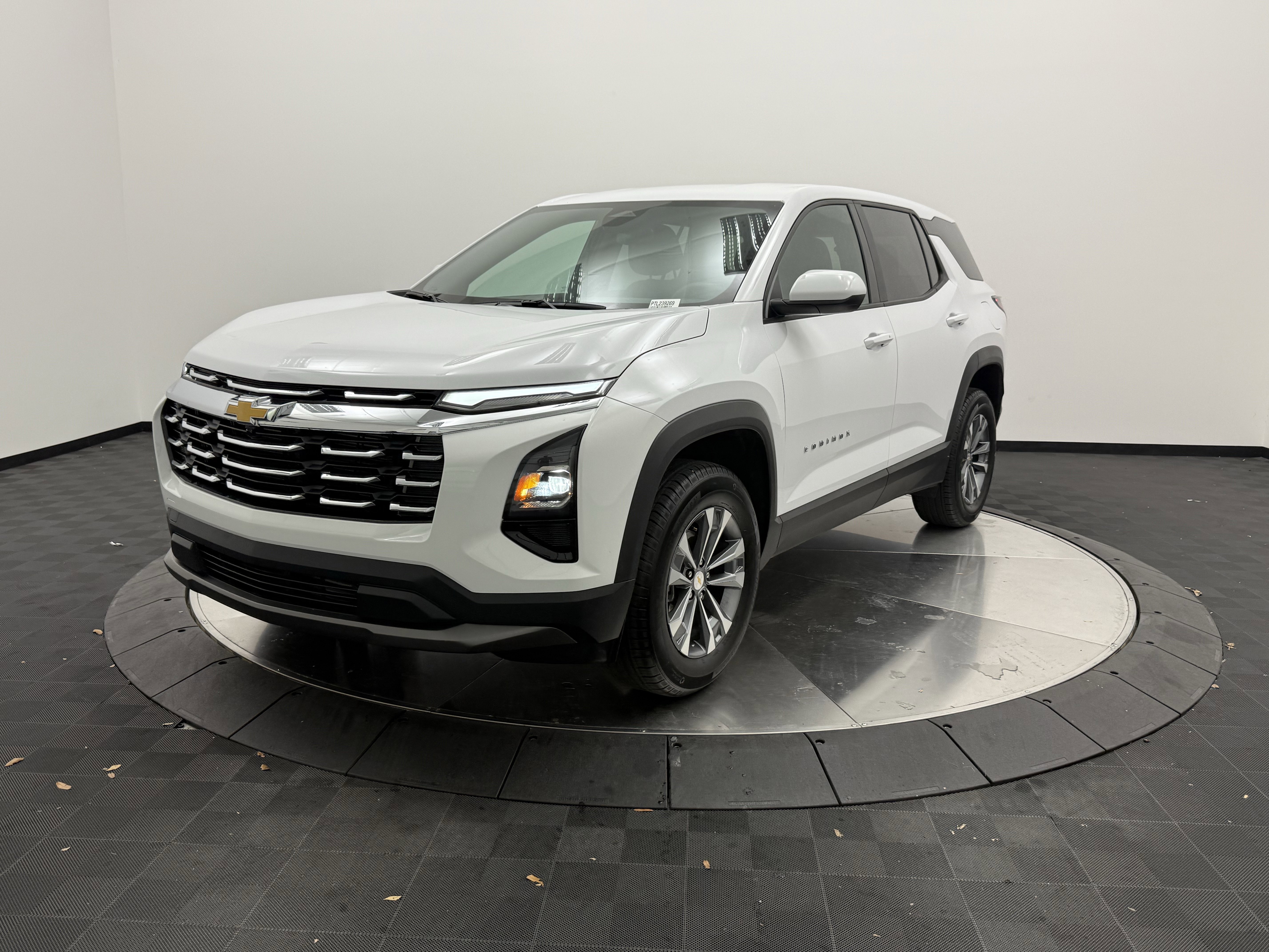 Used 2026 Chevrolet Equinox LT AWD/4WD image 3