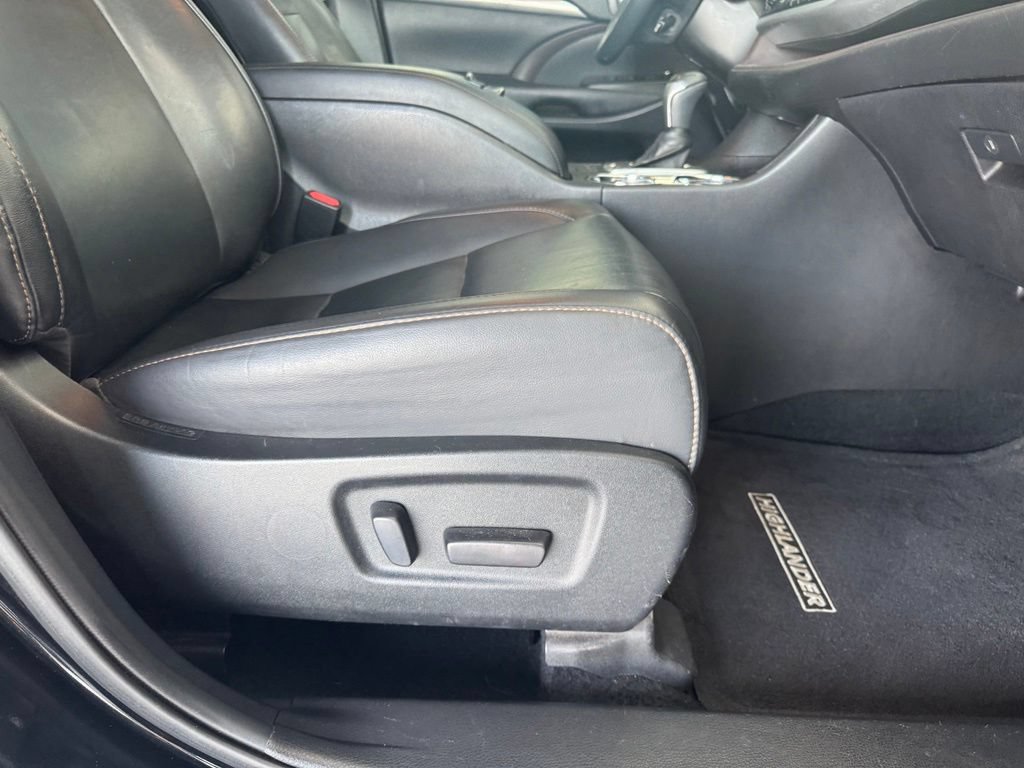 Used 2019 Toyota Highlander XLE FWD image 18