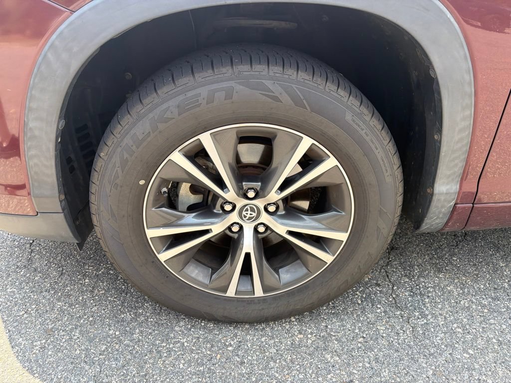Used 2017 Toyota Highlander Plus FWD image 6