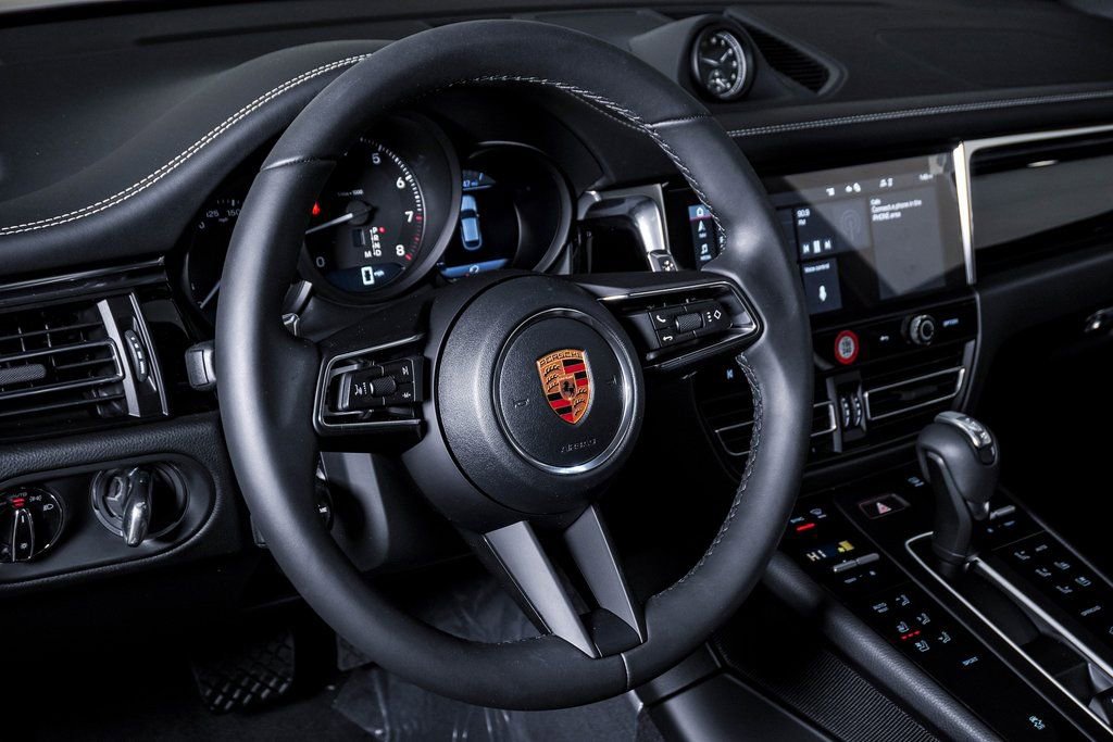 New 2026 Porsche Macan image 18