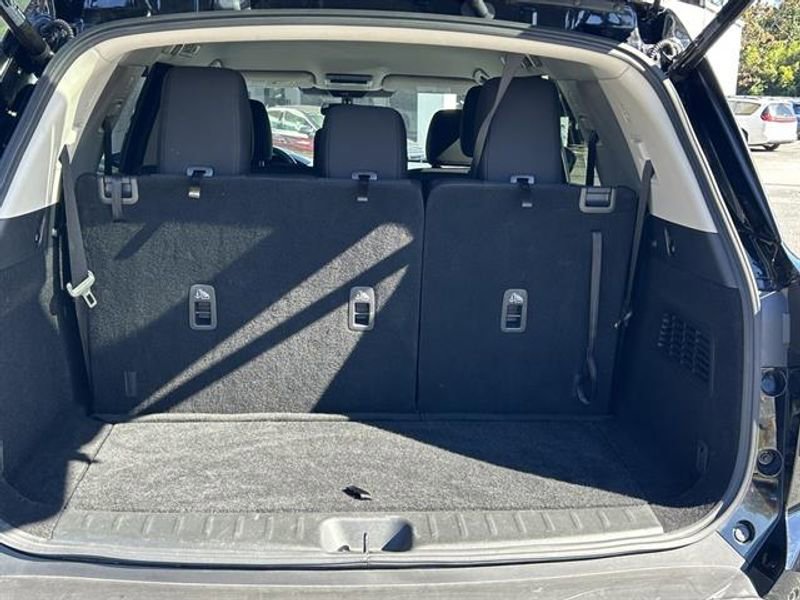 Used 2025 Nissan Pathfinder SV image 8