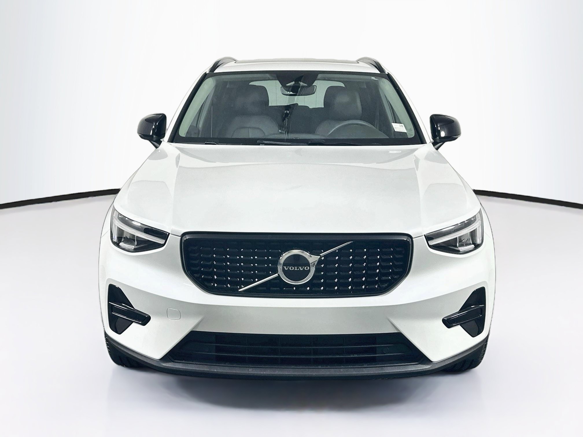 Used 2024 Volvo XC40 B5 Core w/ Protection Package AWD/4WD image 2