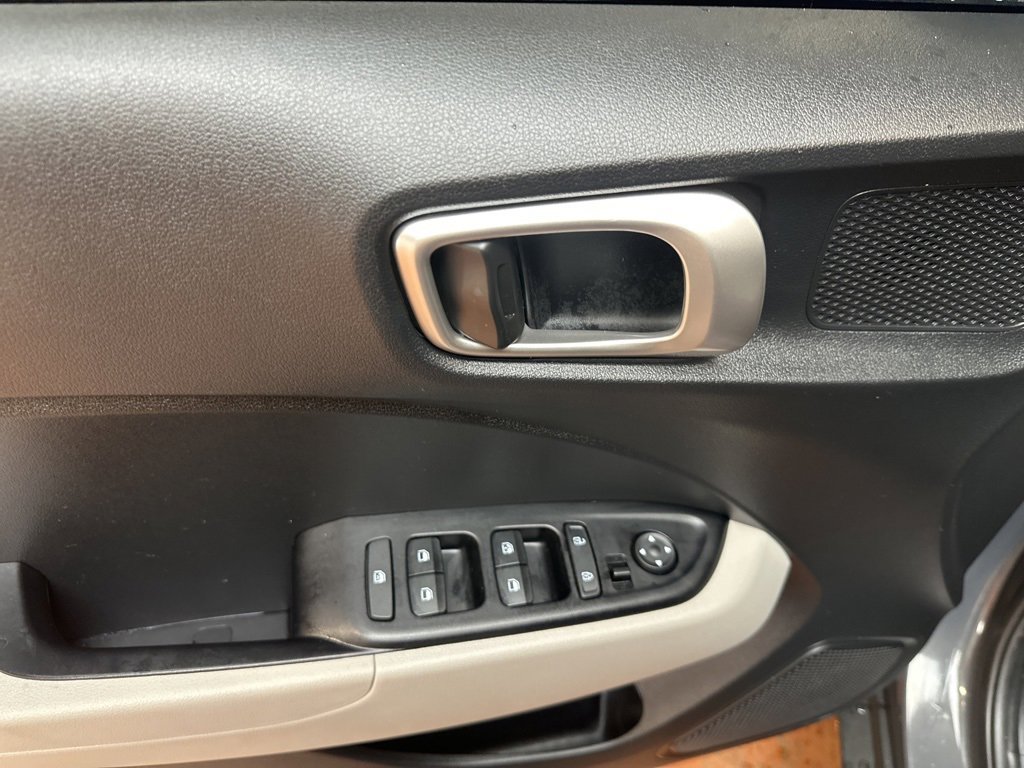 Certified 2025 Hyundai Venue SEL image 24