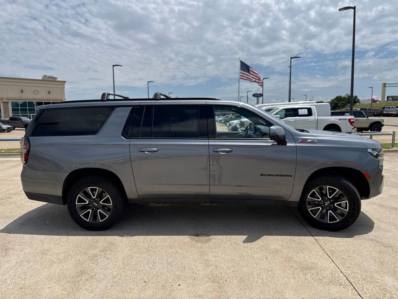 Used 2022 Chevrolet Suburban Z71 w/ Z71 Off-Road Package AWD/4WD image 17