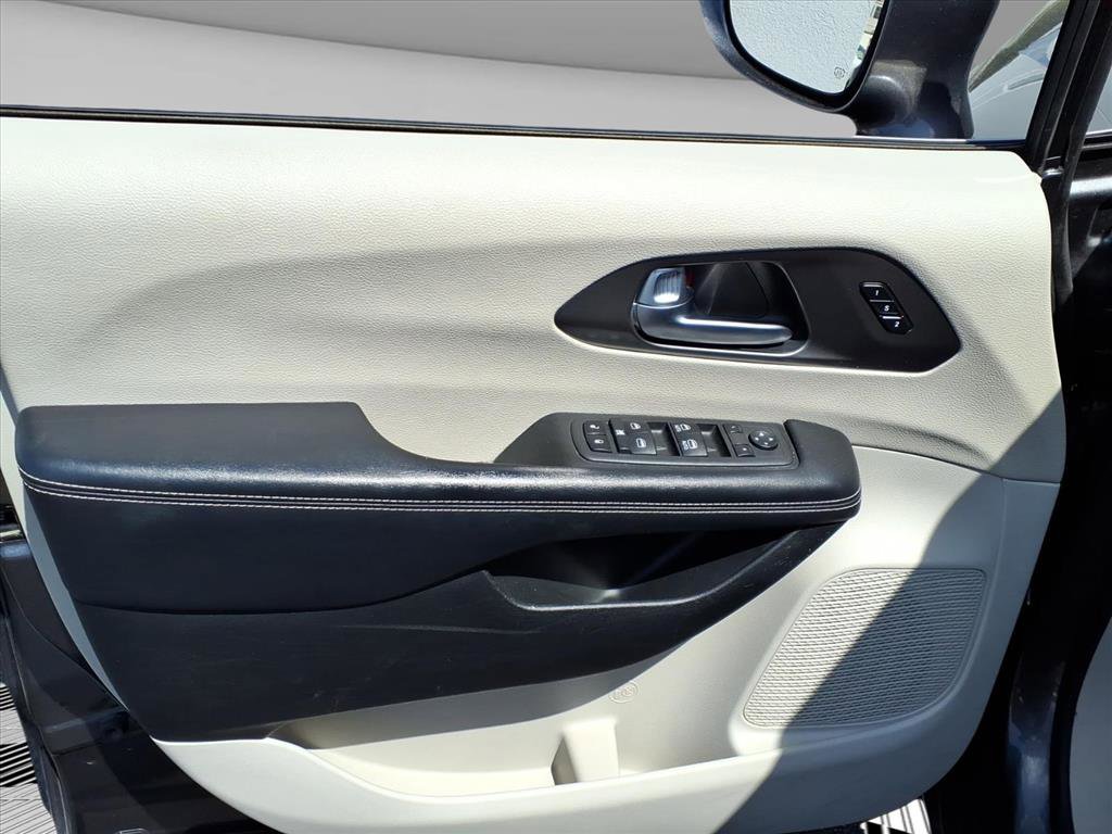 Used 2022 Chrysler Pacifica Touring-L FWD image 18